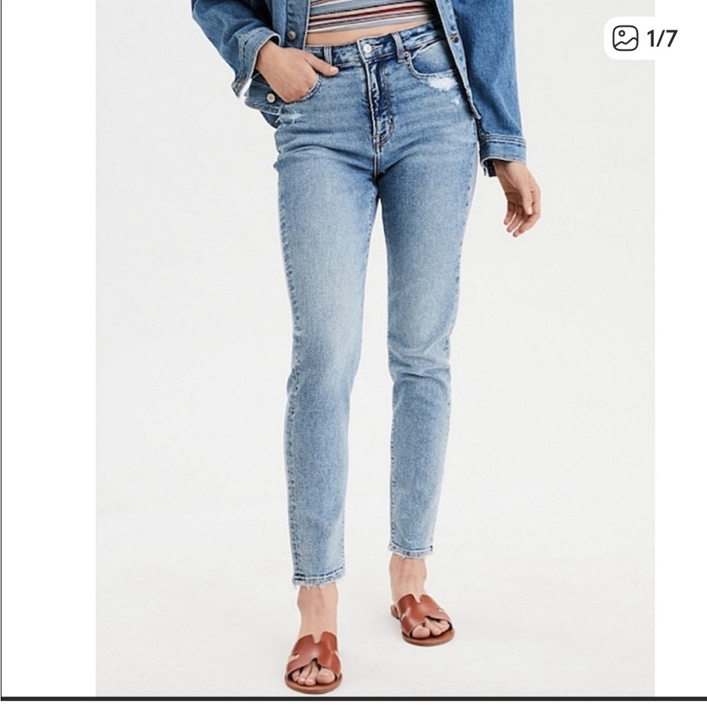 American Eagle light blue vintage wash Mom Jeans lightly distressed 4